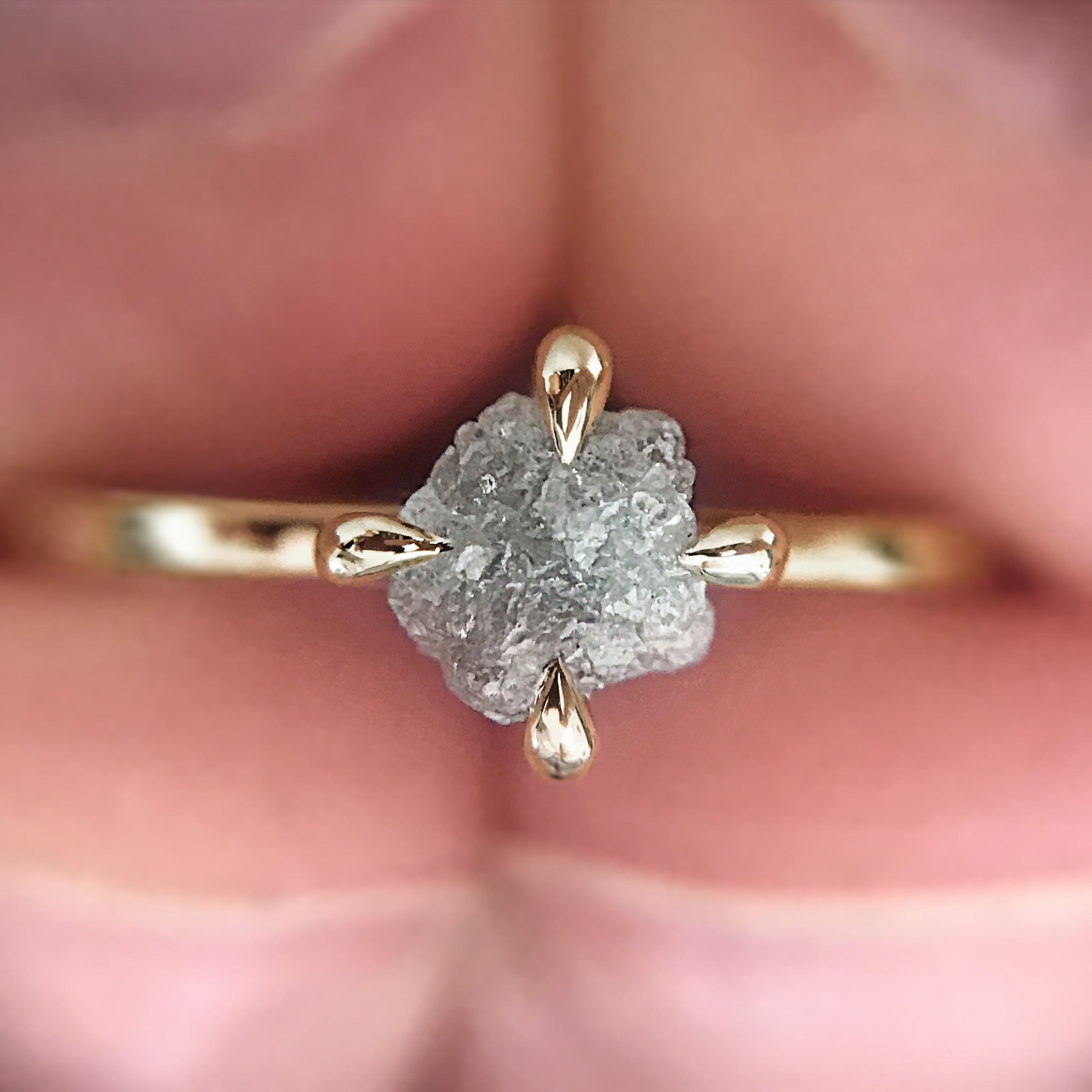 Anello in oro con diamante grezzo